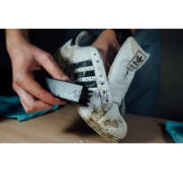 XỬ LÝ KHẨN CẤP CHO GIÀY TRẮNG BỊ BẨN TẠI NHÀ